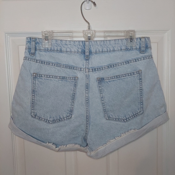 Cotton On Light Wash Rigid Denim Cut Off Mid Rise Relaxed Jean Shorts Size 6 - Picture 2 of 12